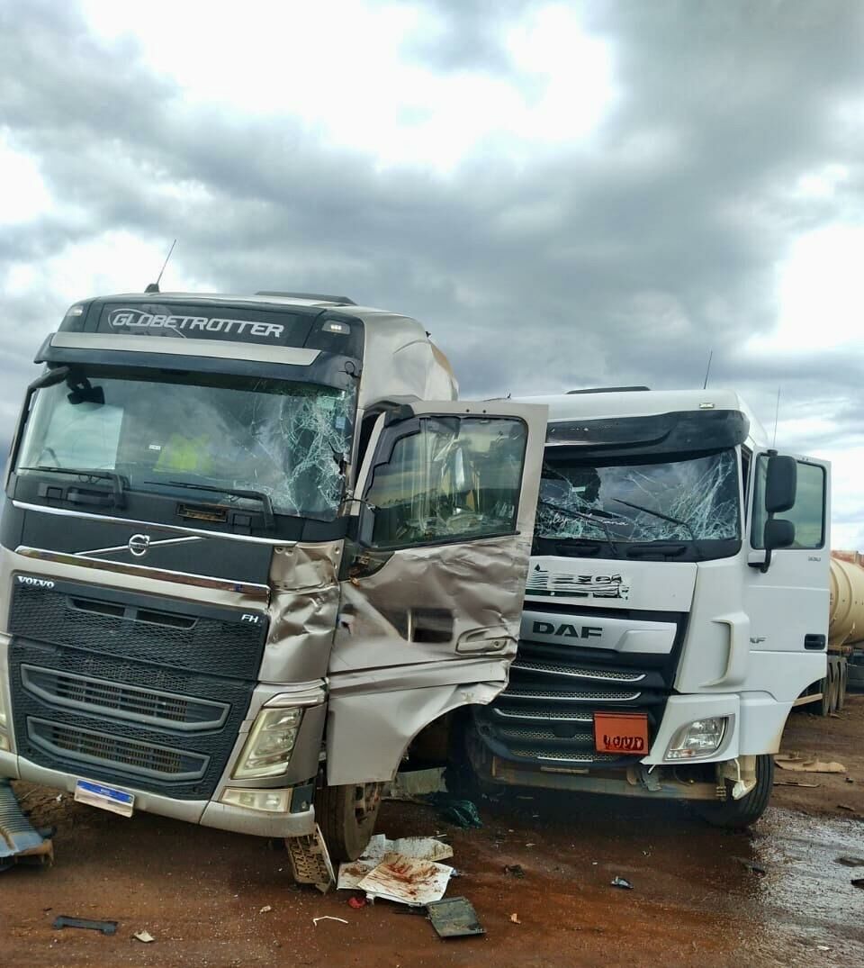 Imagem de compartilhamento para o artigo Colisão entre duas carretas na MS-306, na região da Baús, deixa motorista com corte na cabeça da MS Todo dia